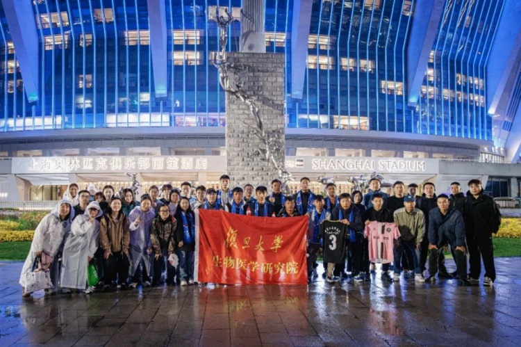 申花主場(chǎng)公益觀賽：青海師生、復(fù)旦女足、退役老兵齊聚上海體育場(chǎng)