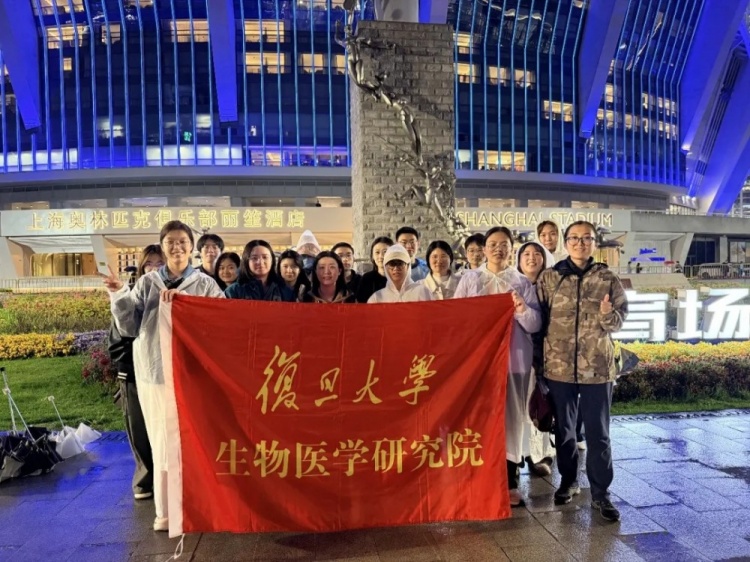 申花主場(chǎng)公益觀賽：青海師生、復(fù)旦女足、退役老兵齊聚上海體育場(chǎng)