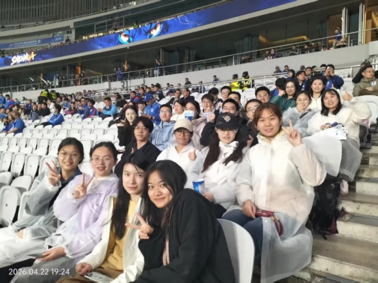 申花主場(chǎng)公益觀賽：青海師生、復(fù)旦女足、退役老兵齊聚上海體育場(chǎng)