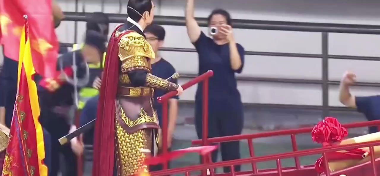 趙文卓扮鄭成功登船拔劍喊話：殺！殺！殺！
