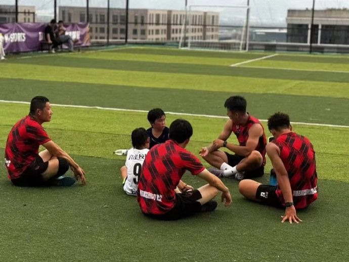 對話許小龍：36歲退役球員腹肌仍在 李鐵業(yè)務(wù)能力確實(shí)強(qiáng)但出事想不到