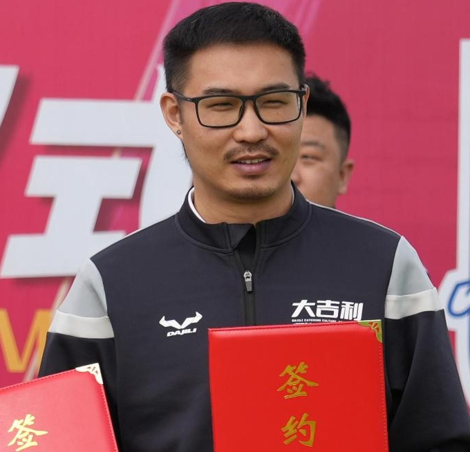 從后廚小工到中超贊助商：前國(guó)安球員王棟的創(chuàng)業(yè)彎刀
