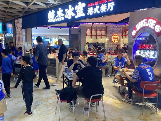 申花主場球市數(shù)據(jù)：場均2.8萬人，周邊銷售破千萬，五年增長五倍