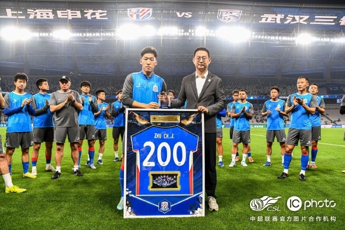 申花賽前為朱辰杰舉辦200場紀念儀式 17歲首秀到國腳中堅