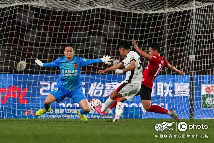 姆本扎+熱菲尼奧三分鐘兩球逆轉(zhuǎn)，海港客場2-3遭鐵人楠波灣絕殺