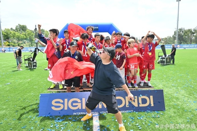 中國足球小將2014隊點(diǎn)球擒埃弗頓 捧得SIGISMONDI杯