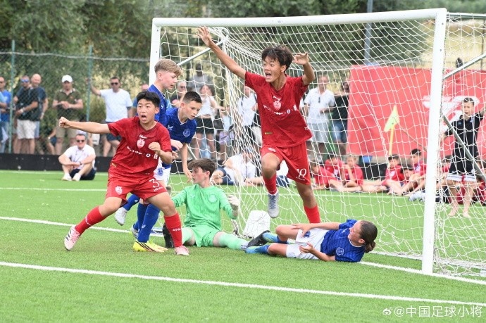 中國足球小將2014隊點(diǎn)球擒埃弗頓 捧得SIGISMONDI杯