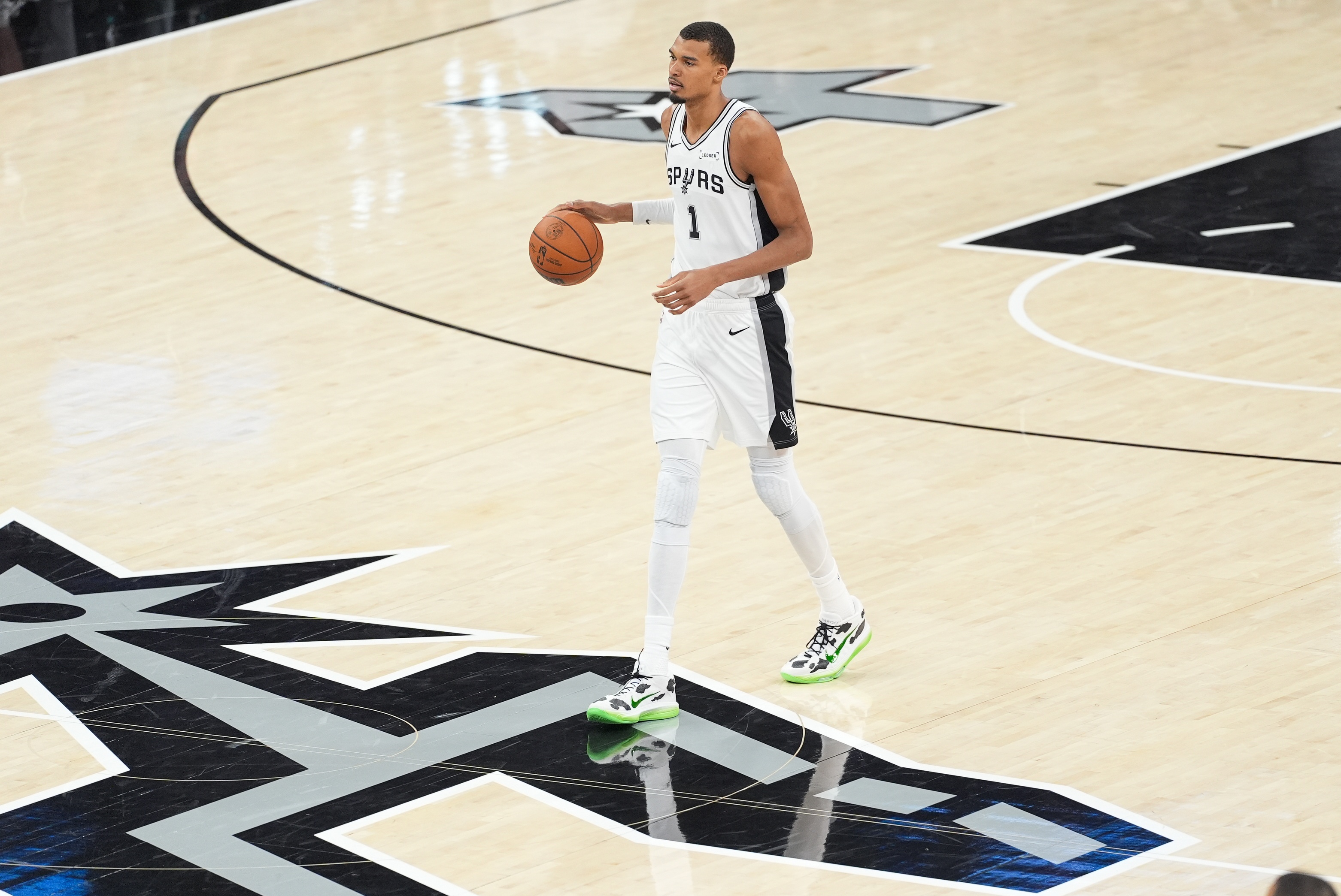 Windhorst：文班亞馬生涯第三年將復(fù)制鯊魚、詹皇軌跡