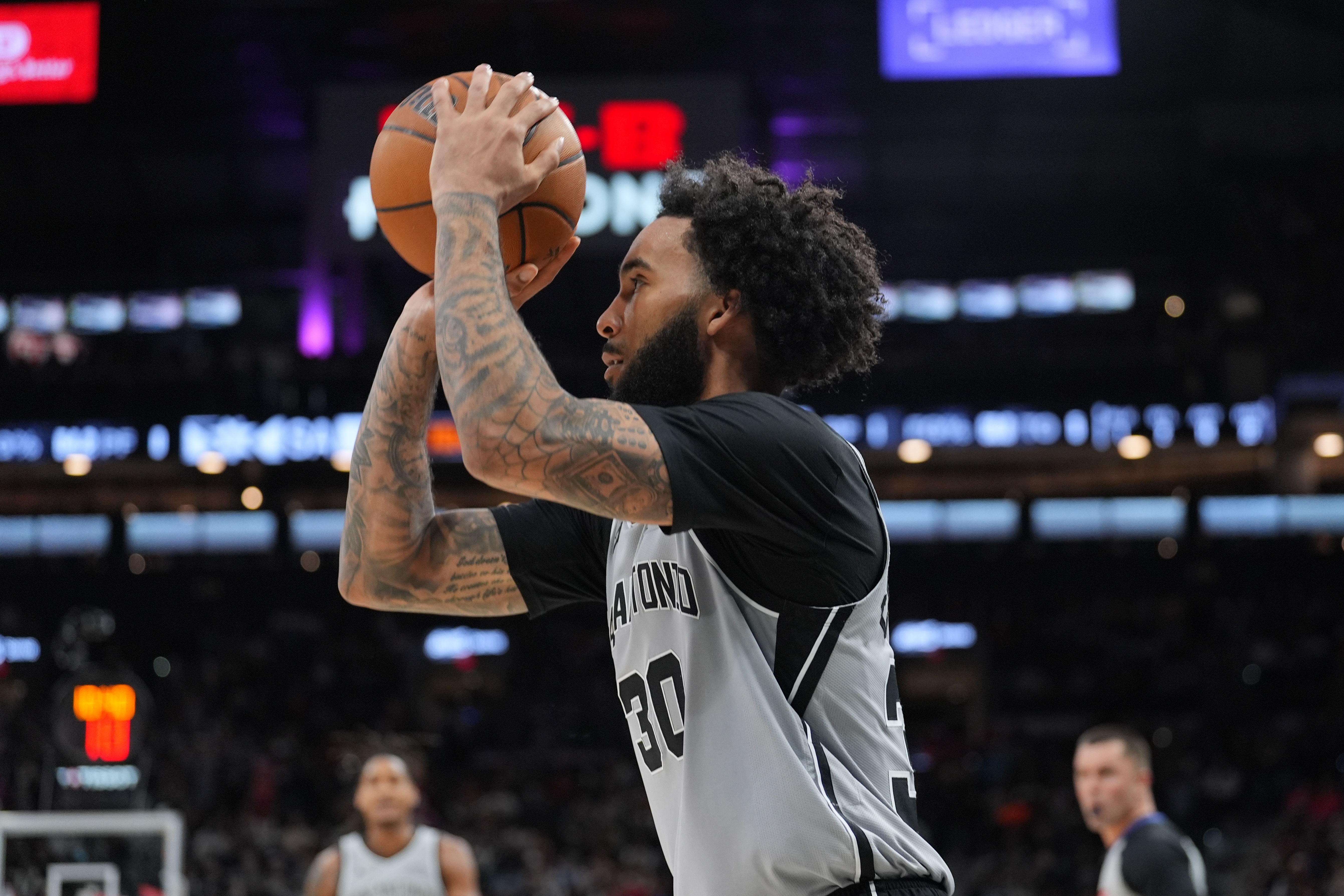 文班亞馬砸背失誤葬送G2，米奇·約翰遜連續(xù)兩輪季后賽死于不暫停