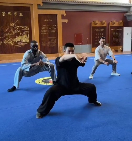 布朗少林寺習(xí)武：效仿文班亞馬？