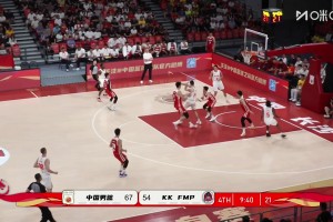 [郭導“搶斷”]場邊搶斷+1??郭導白衣站場邊 對手誤以為是隊友結(jié)果傳球失誤